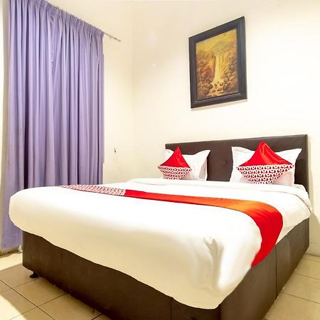 Oyo 1364 Pondok Wisata Istana XI Медан Екстериор снимка