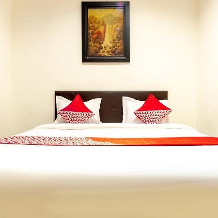 Oyo 1364 Pondok Wisata Istana XI Медан Екстериор снимка