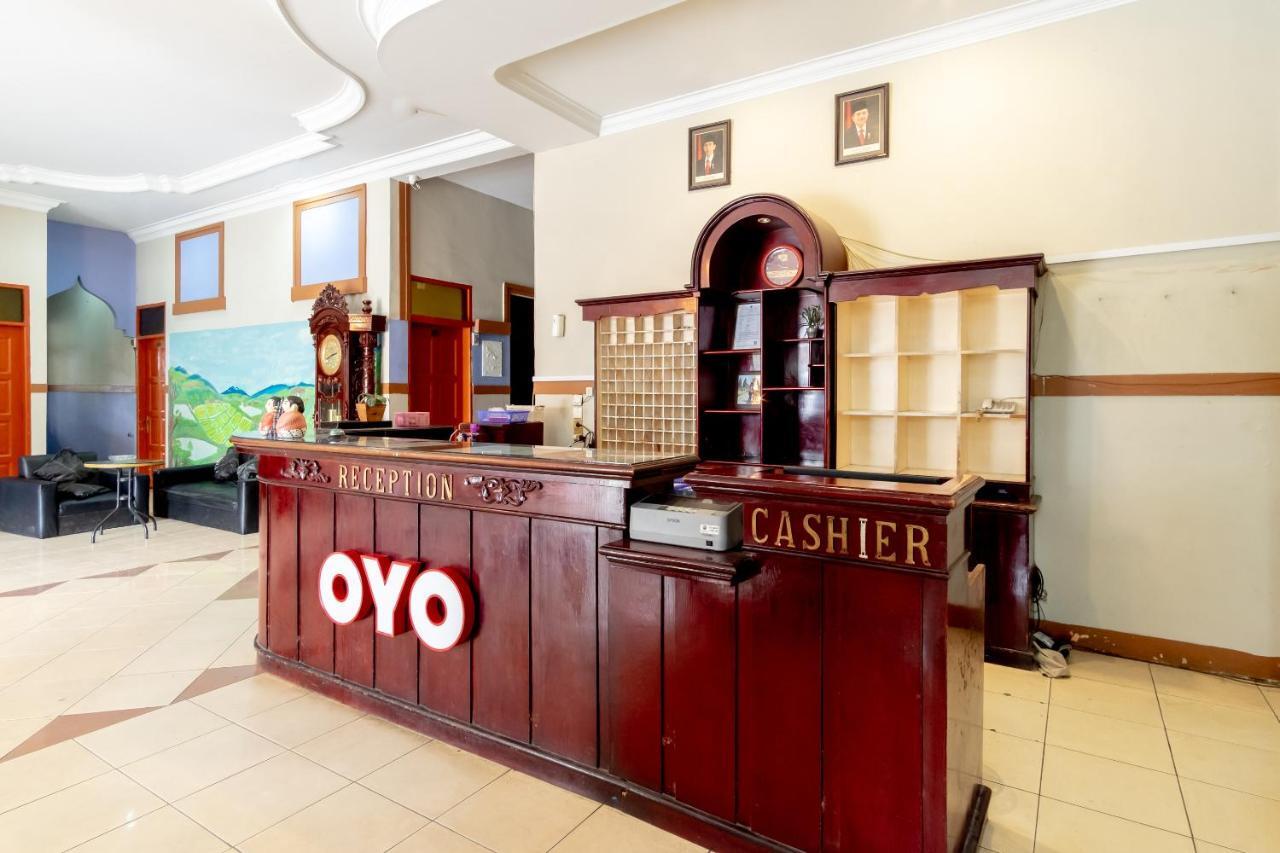 Oyo 1364 Pondok Wisata Istana XI Медан Екстериор снимка
