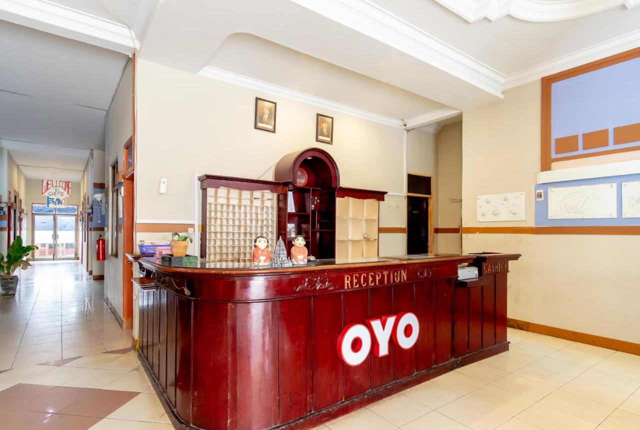 Oyo 1364 Pondok Wisata Istana XI Медан Екстериор снимка