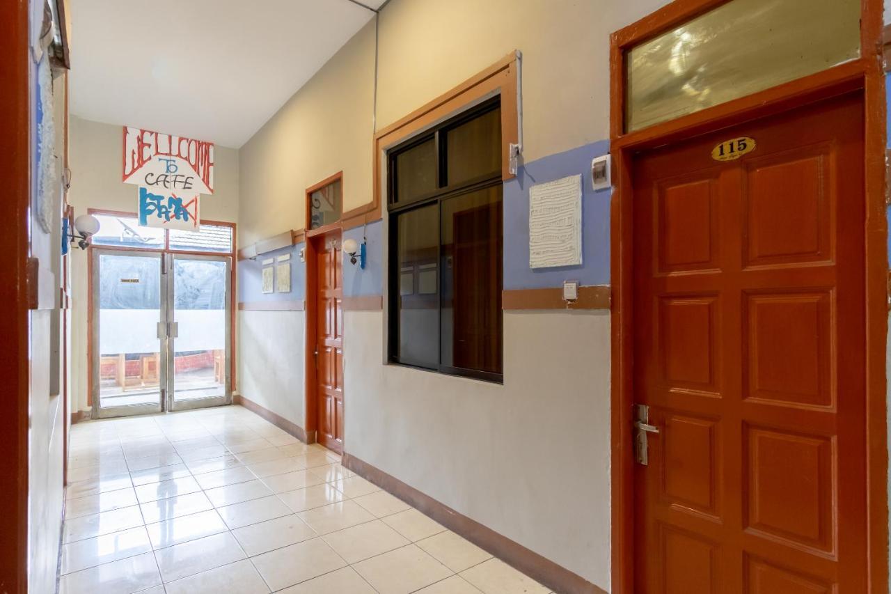 Oyo 1364 Pondok Wisata Istana XI Медан Екстериор снимка