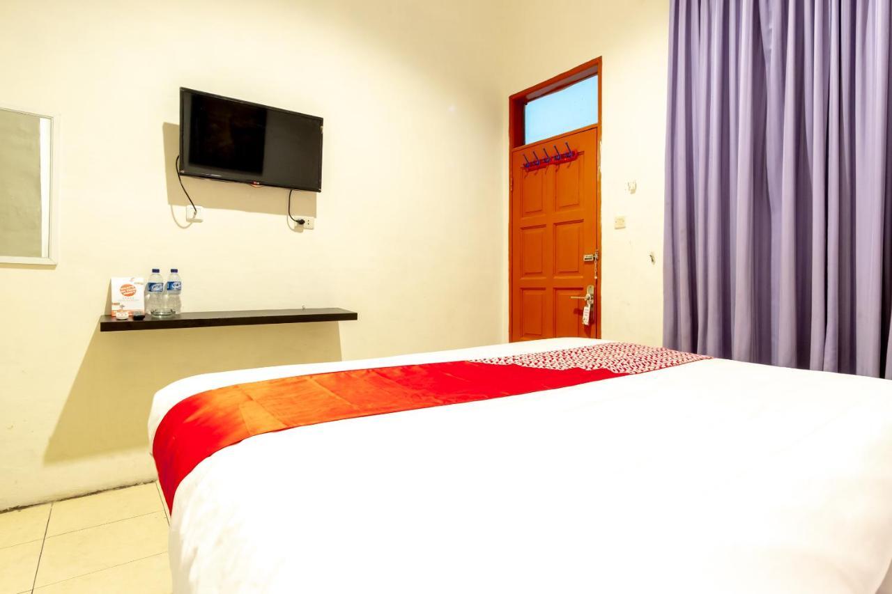 Oyo 1364 Pondok Wisata Istana XI Медан Екстериор снимка