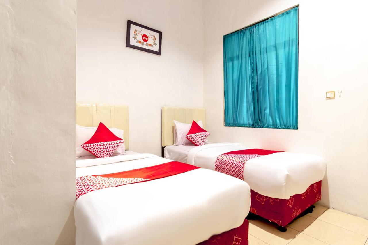 Oyo 1364 Pondok Wisata Istana XI Медан Екстериор снимка