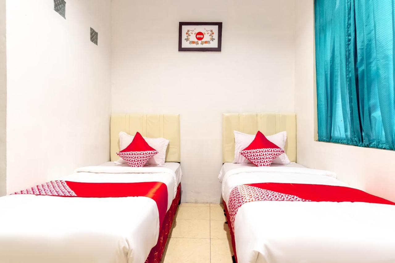 Oyo 1364 Pondok Wisata Istana XI Медан Екстериор снимка