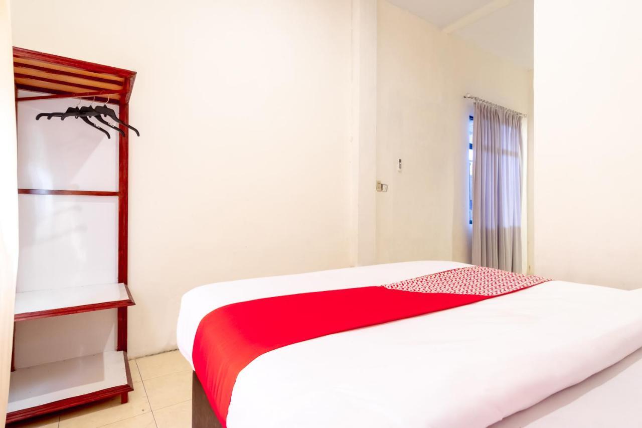 Oyo 1364 Pondok Wisata Istana XI Медан Екстериор снимка